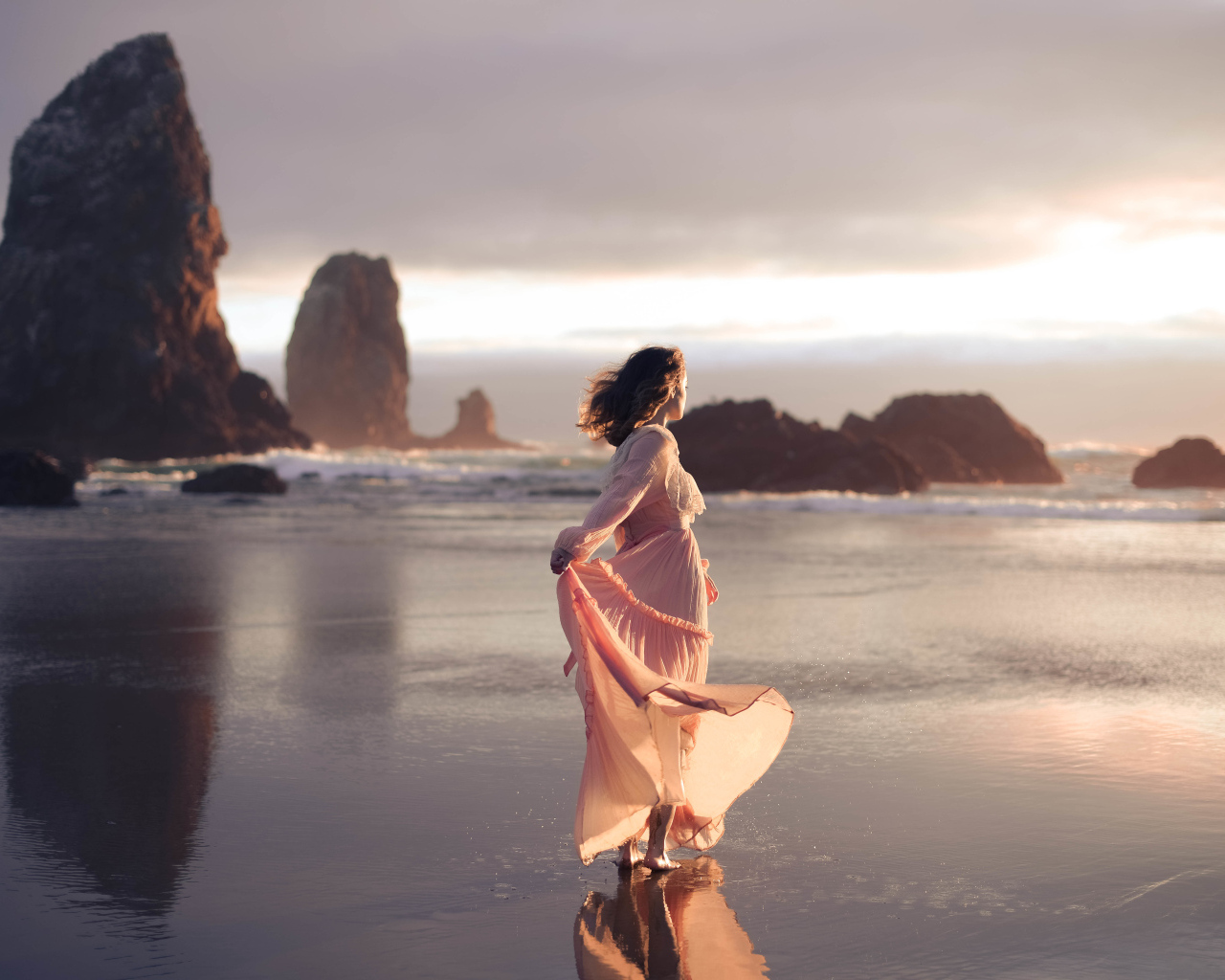 Девушка в длинном платье гуляет по воде