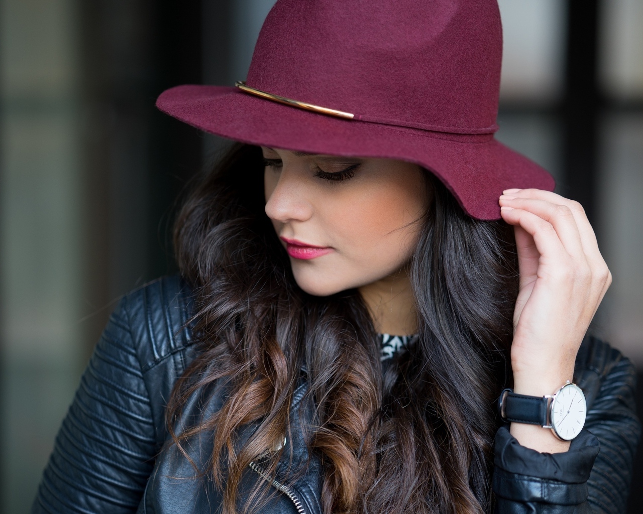 Настоящая девушка в большой бордовой шляпе