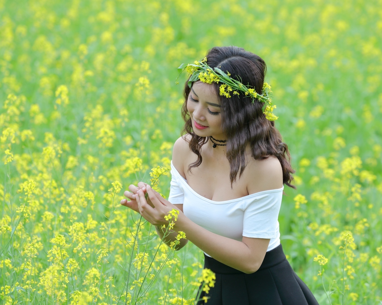 Девушка азиатка на рапсовом поле