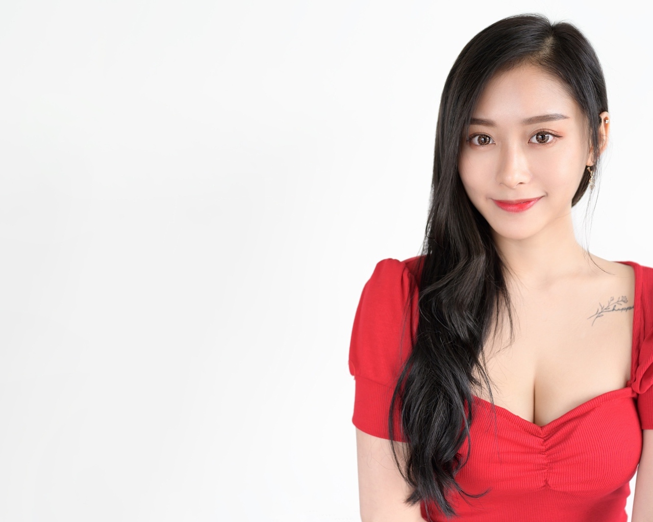 Девушка азиатка в красном платье на белом фоне