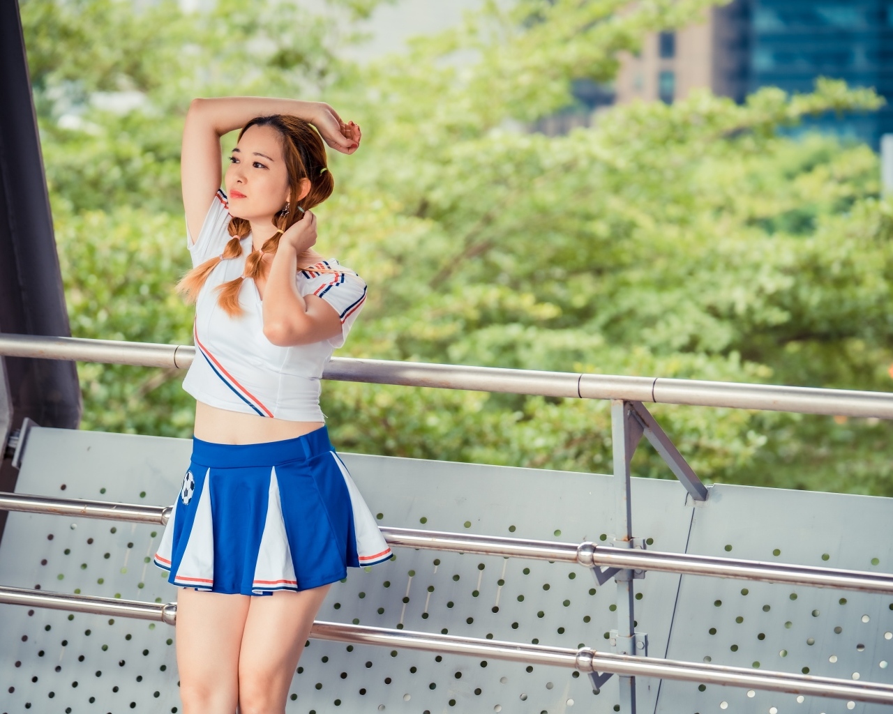 Девушка азиатка в короткой юбке