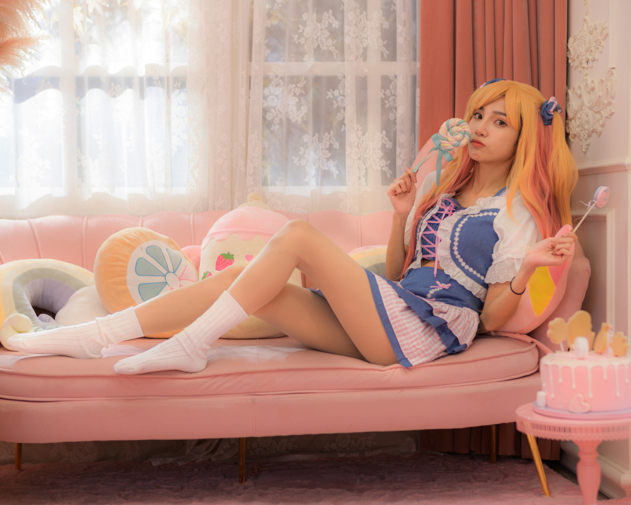 Девушка азиатка в костюме на диване 