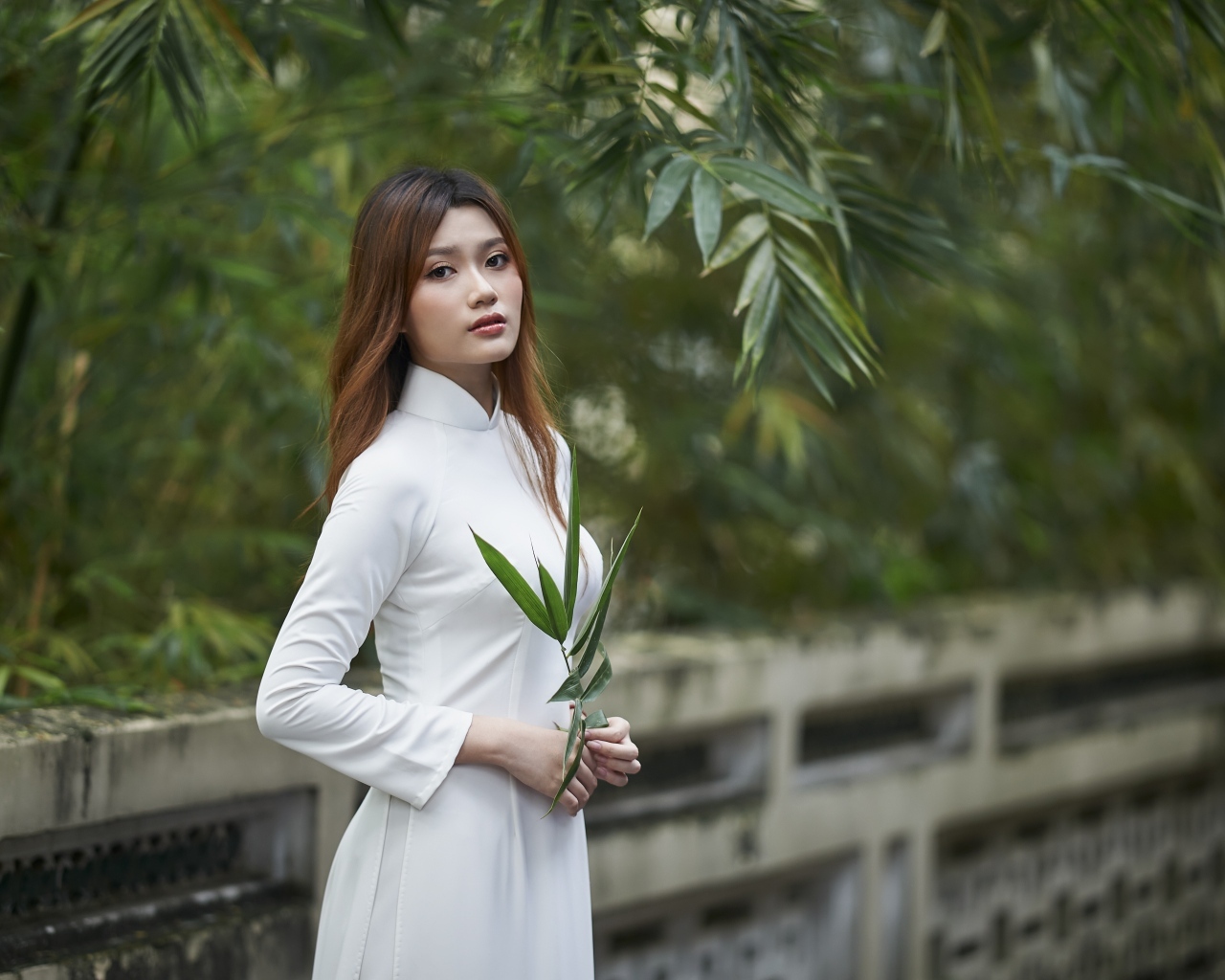 Девушка азиатка в белом наряде в парке