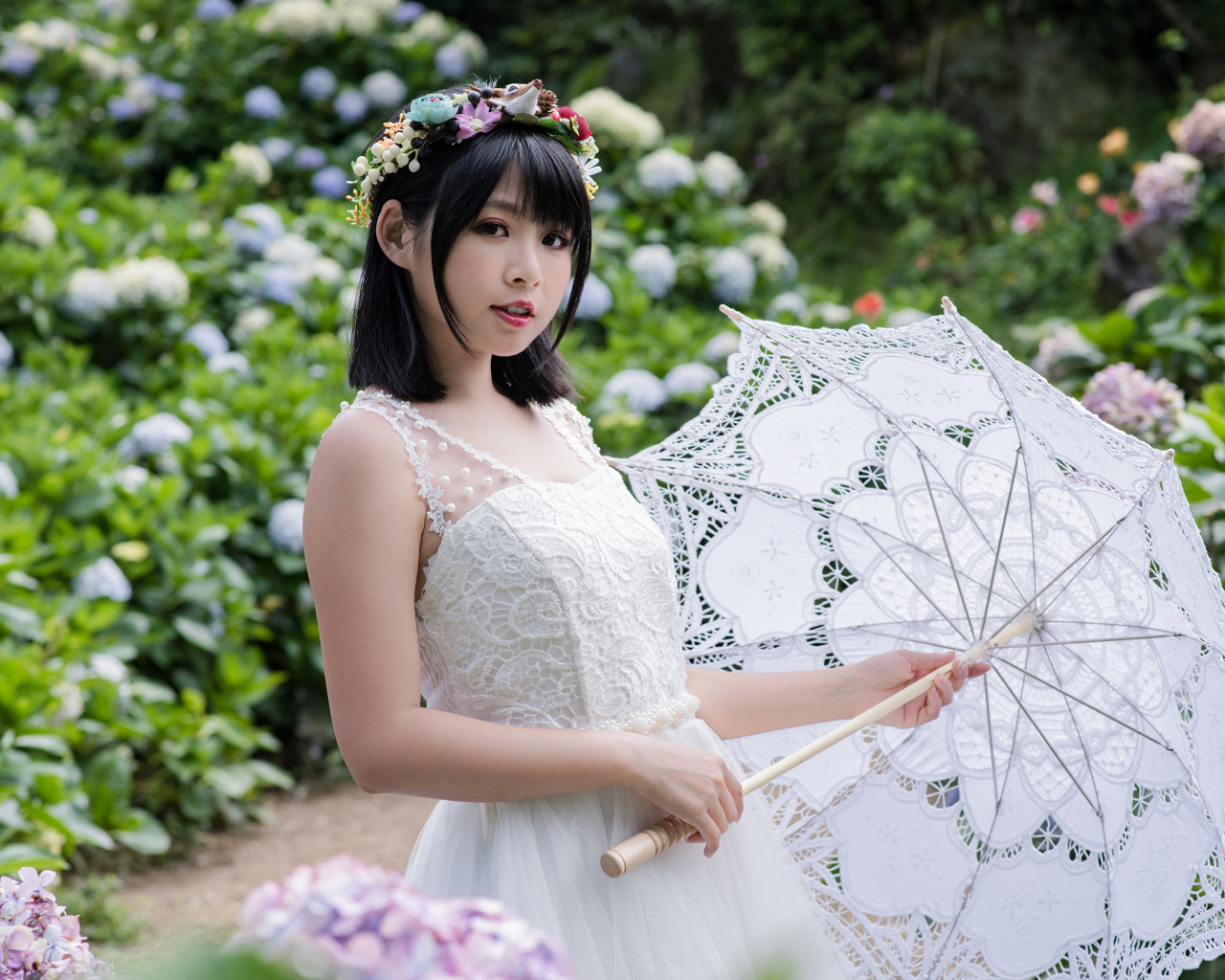 Девушка азиатка в белом платье с зонтом