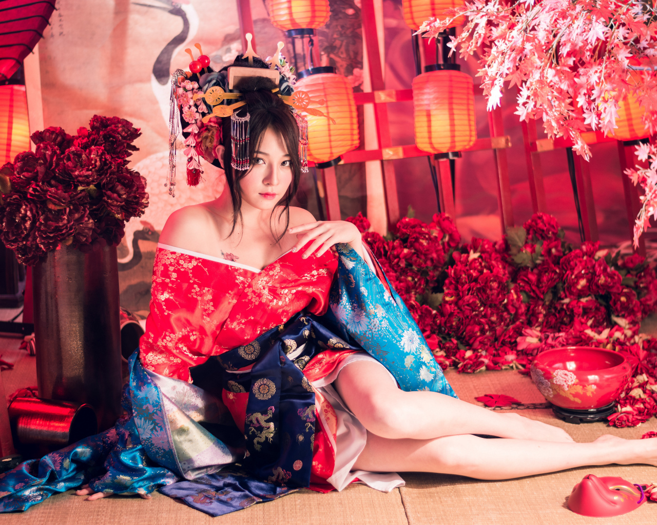 Девушка азиатка в кимоно в комнате