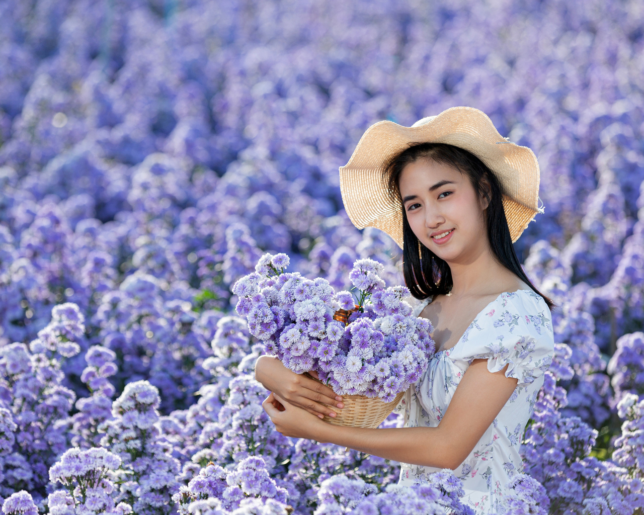 Девушка азиатка на поле с цветами