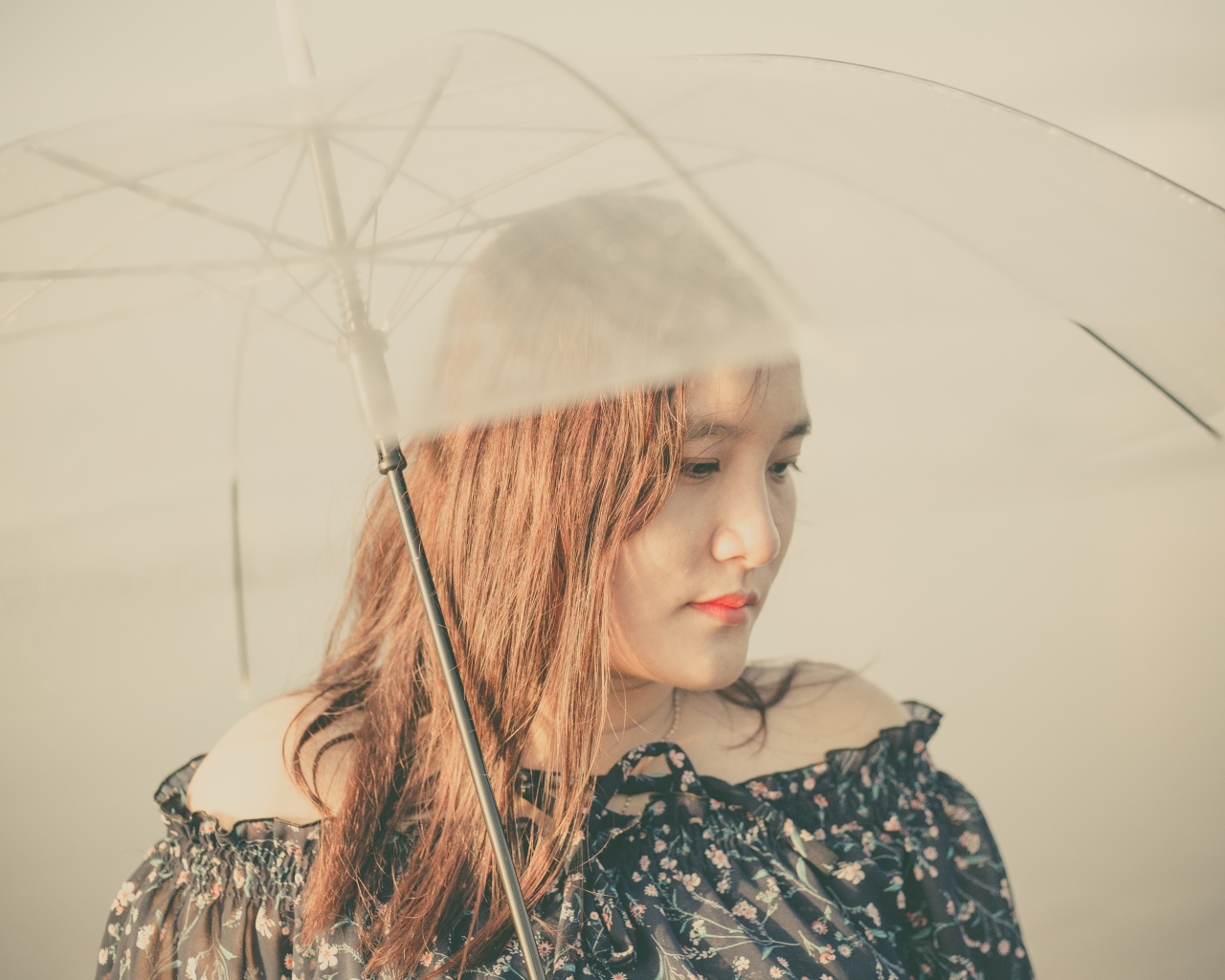 Девушка азиатка под прозрачным зонтом