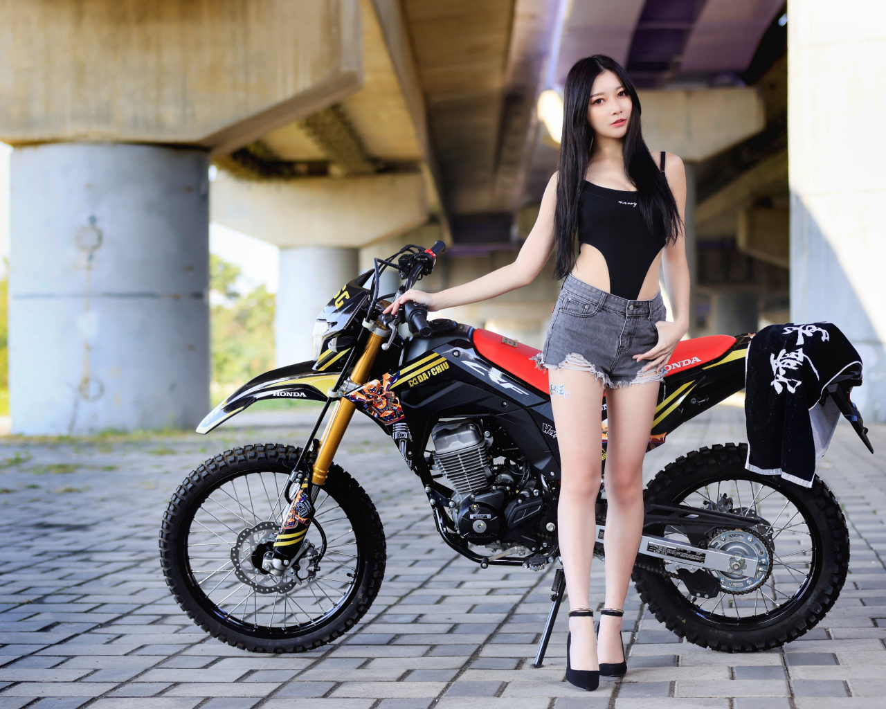 Девушка азиатка с большим мотоциклом