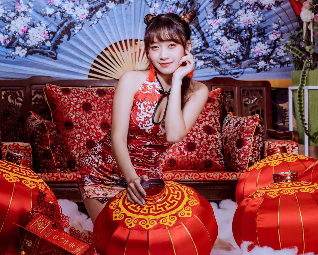 Девушка азиатка с фонариками