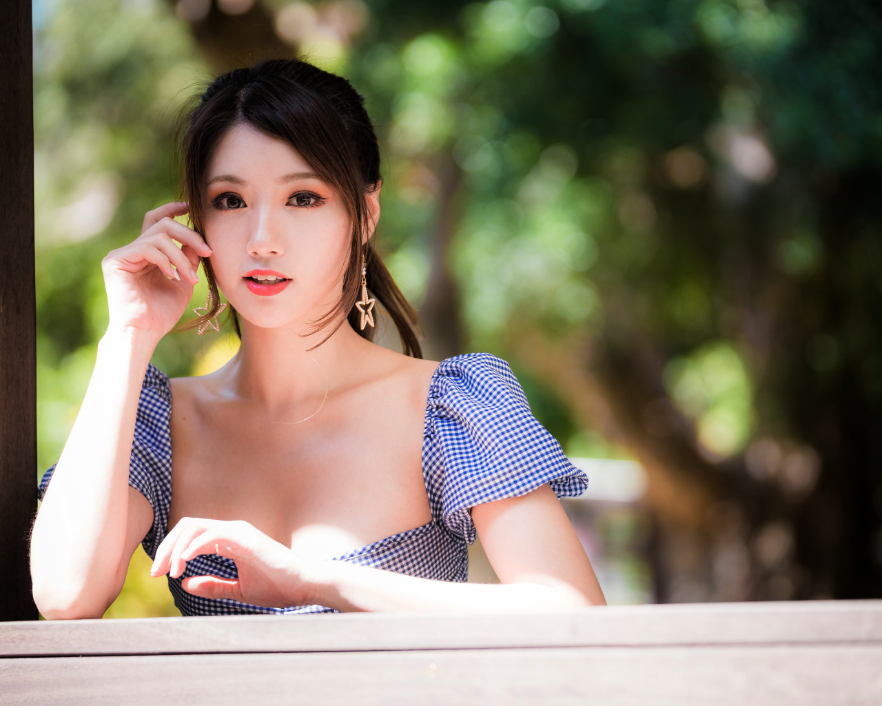 Азиатка в платье с красивыми серьгами