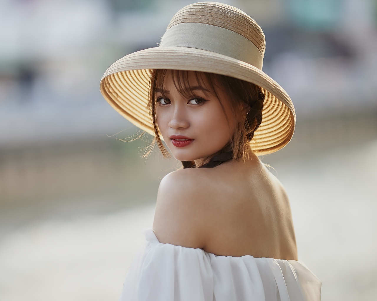 Красивая девушка азиатка в шляпе
