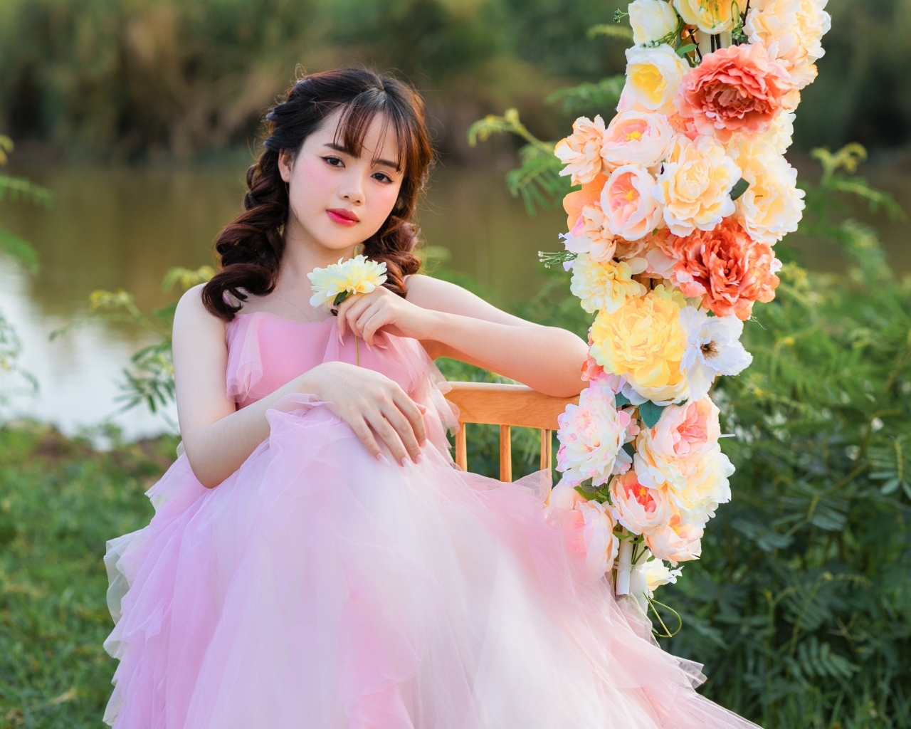 Красивая девушка азиатка в розовом платье с цветами