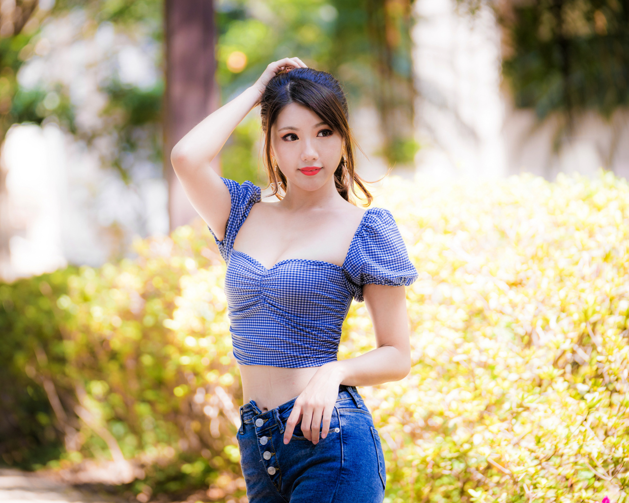 Красивая девушка азиатка в лучах солнца