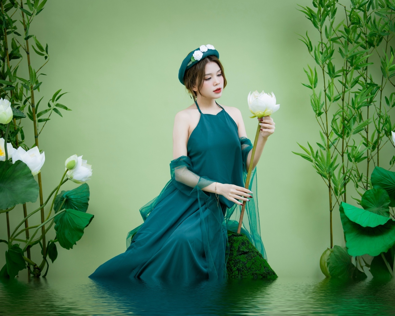 Красивая девушка азиатка с белыми цветами лотоса