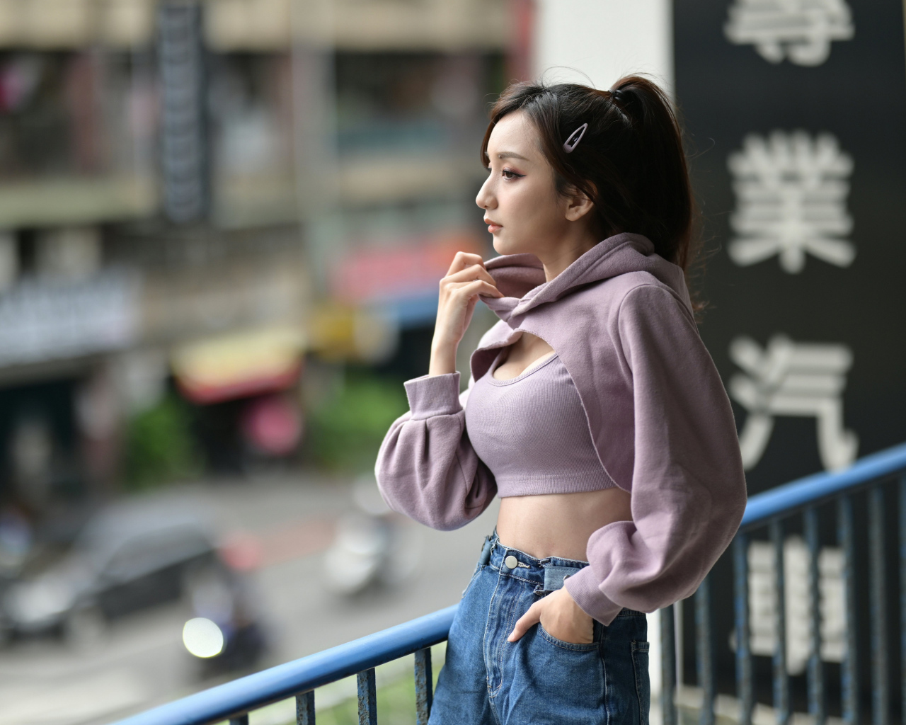 Красивая азиатка с грустным лицом