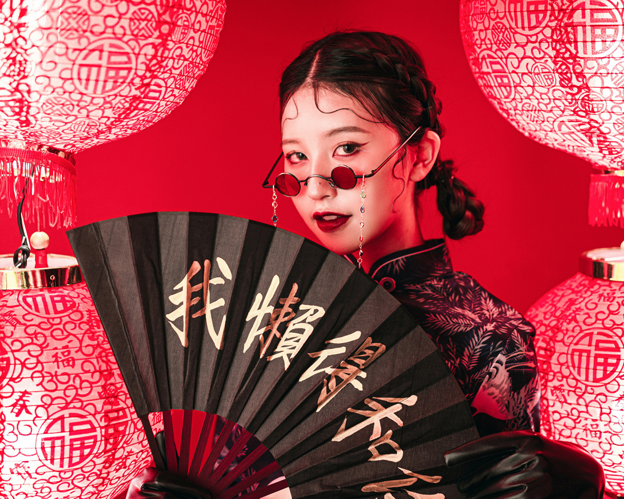 Красивая азиатка с большим черным веером