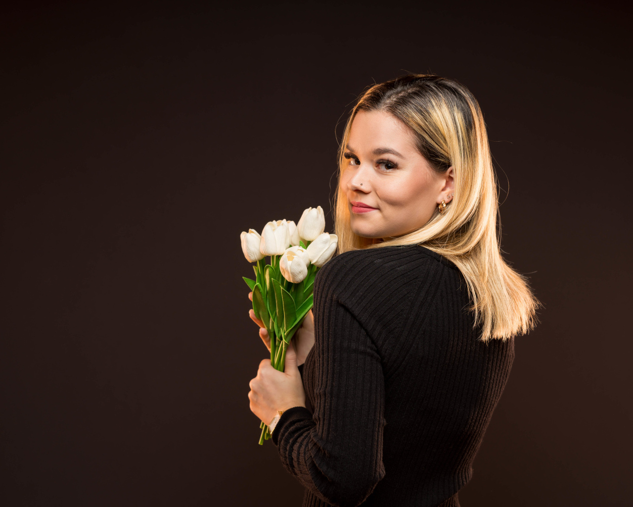 Красивая блондинка с букетом тюльпанов