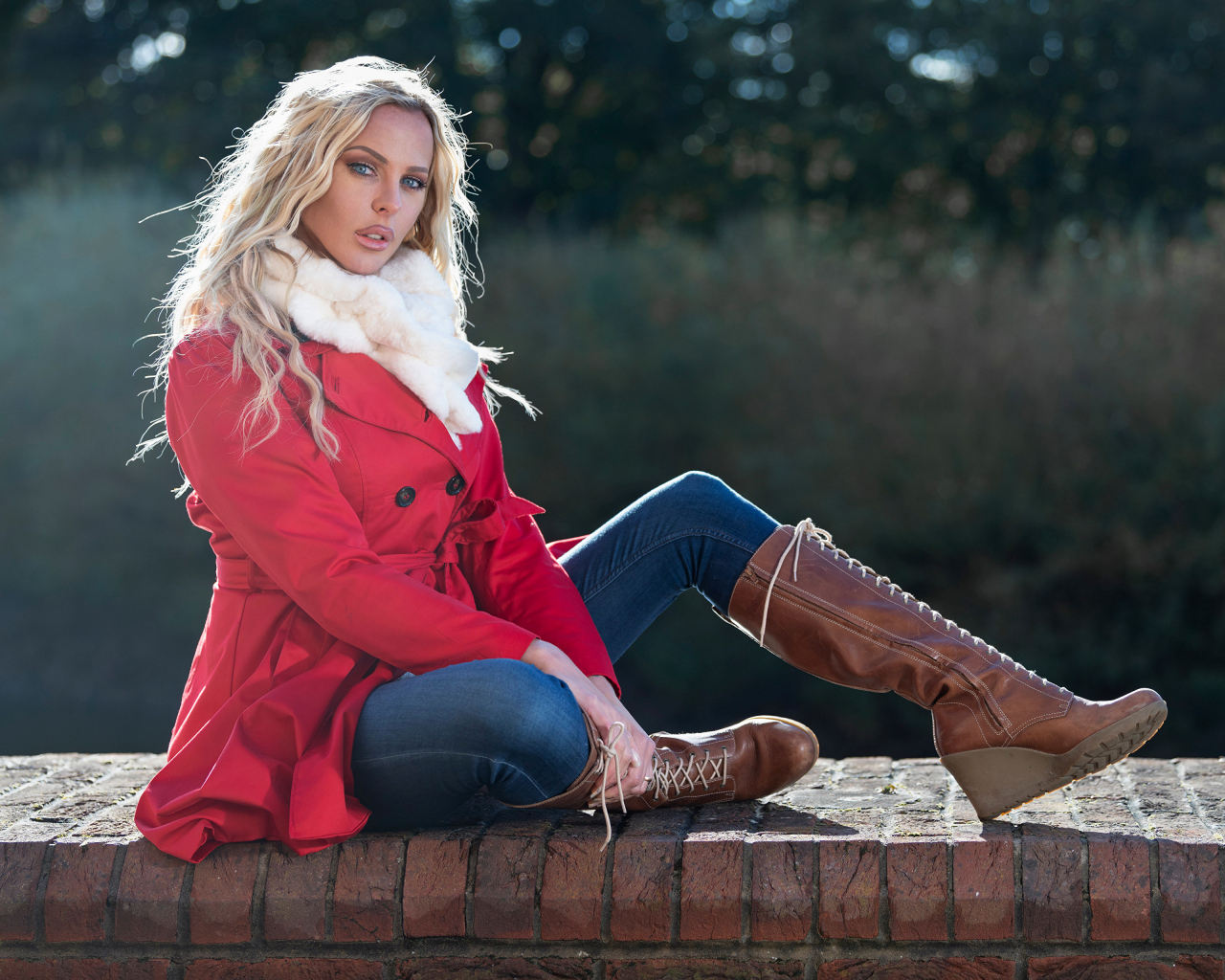 Красивая блондинка в красном пальто