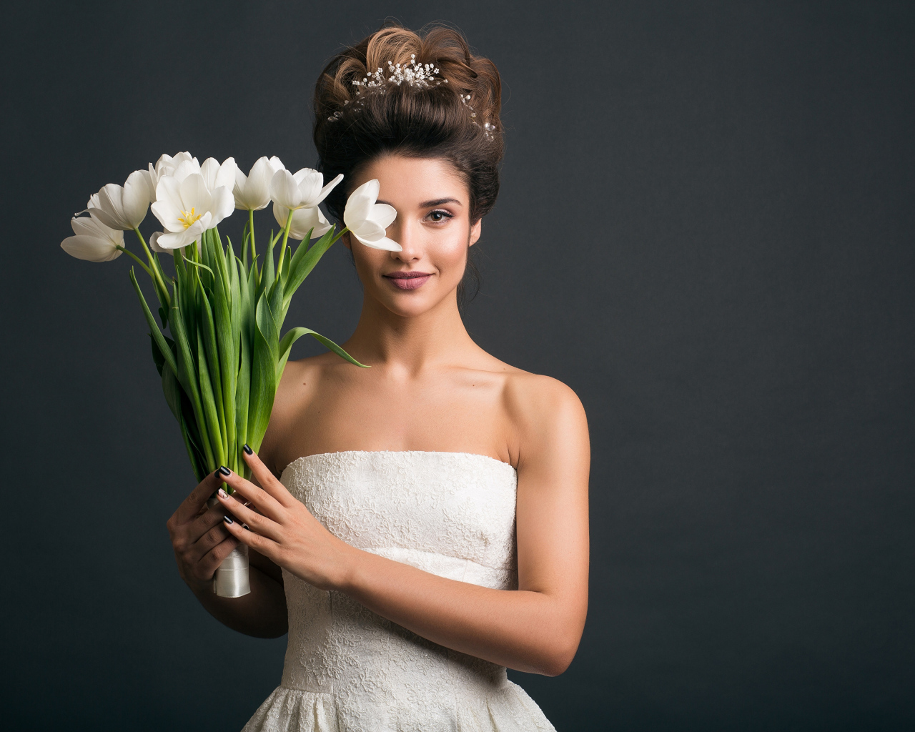 Красивая невеста закрыла глаз букетом тюльпанов