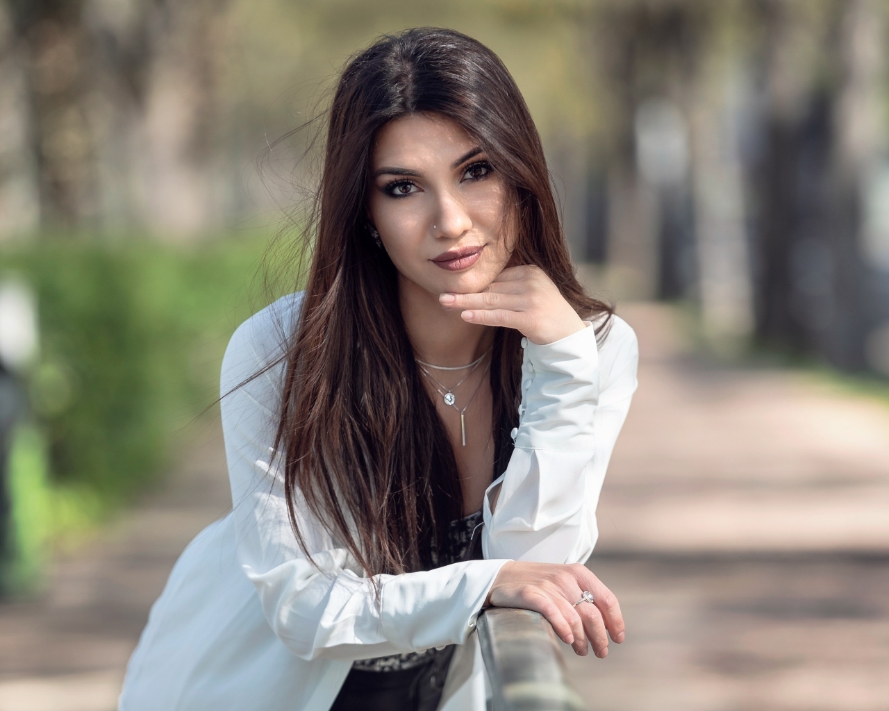 Красивая кареглазая брюнетка в белой рубашке