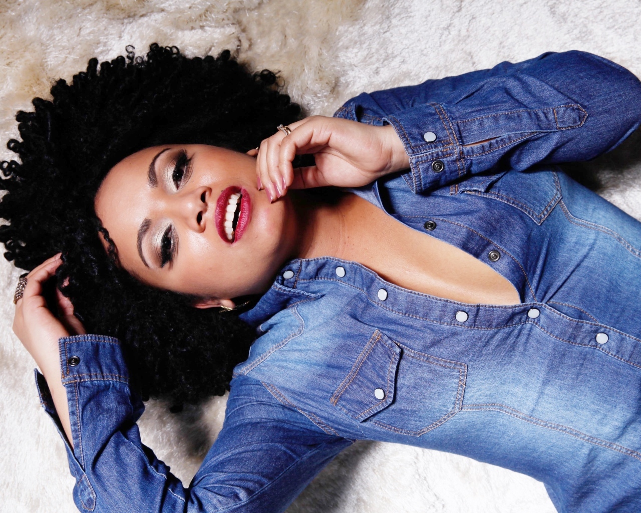 Красивая темнокожая девушка в джинсовой куртке