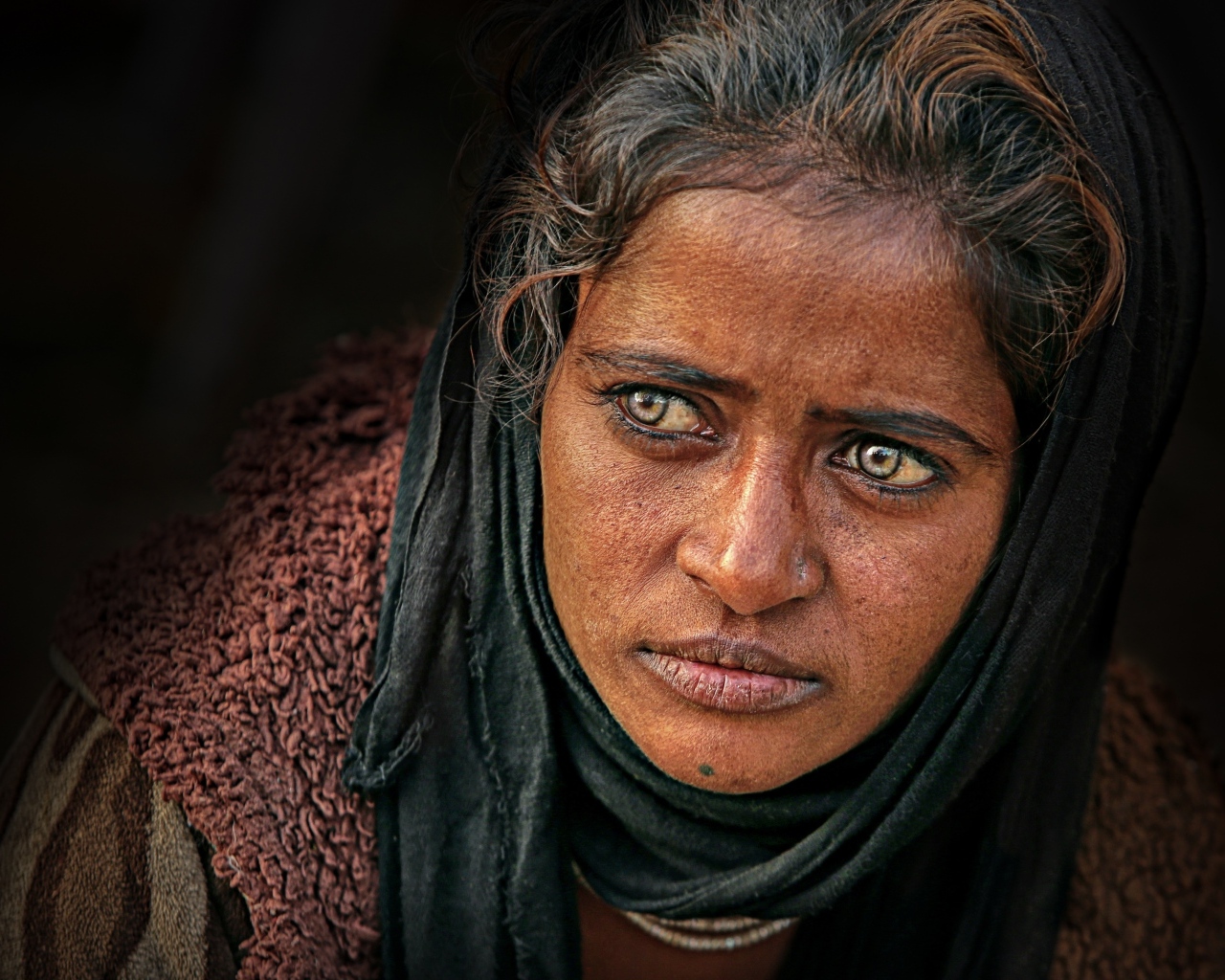 Красивые глаза темнокожей женщины