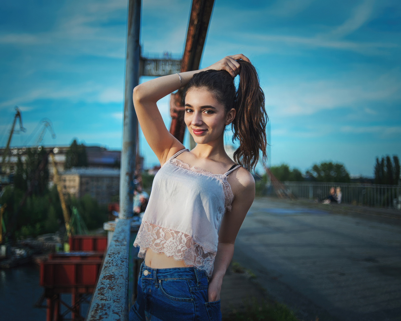 Красивая девушка держит волосы рукой