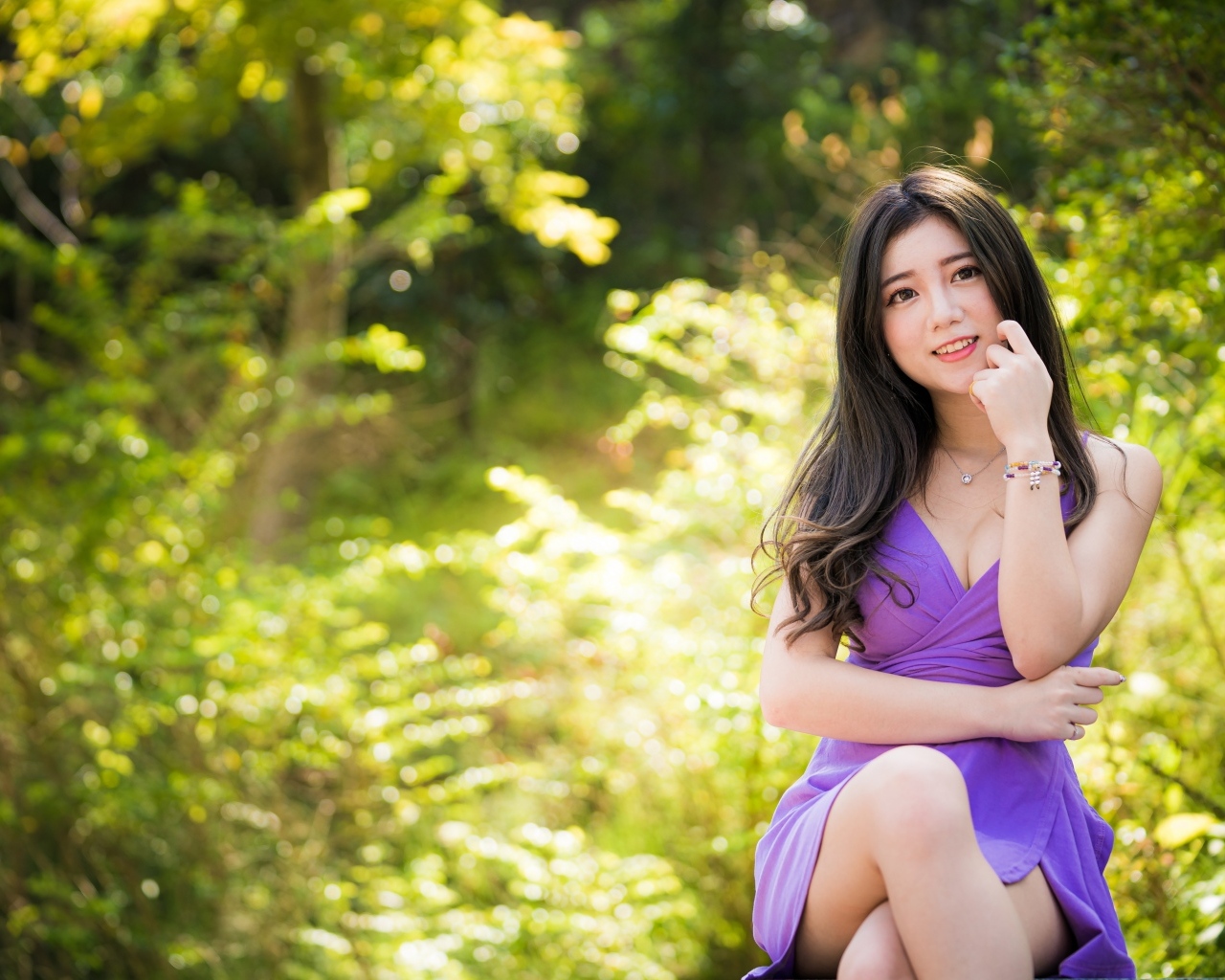 Красивая девушка в фиолетовом платье