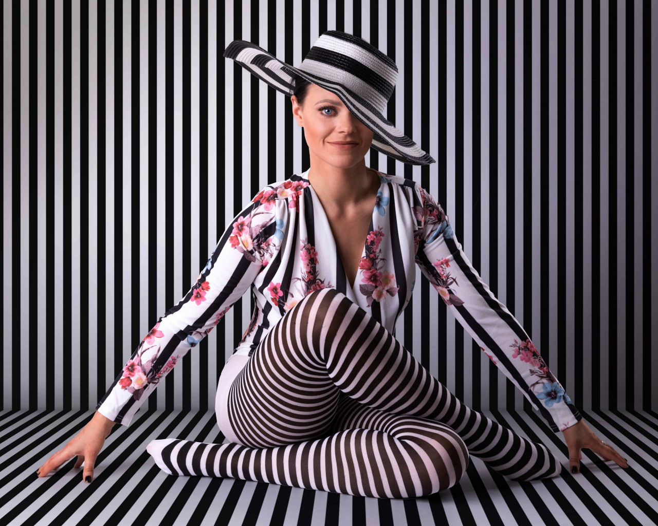 Красивая девушка в полосатом костюме