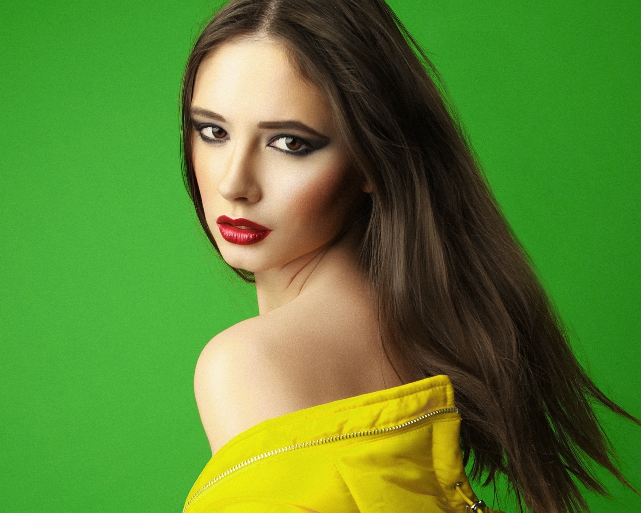 Красивая девушка на зеленом фоне