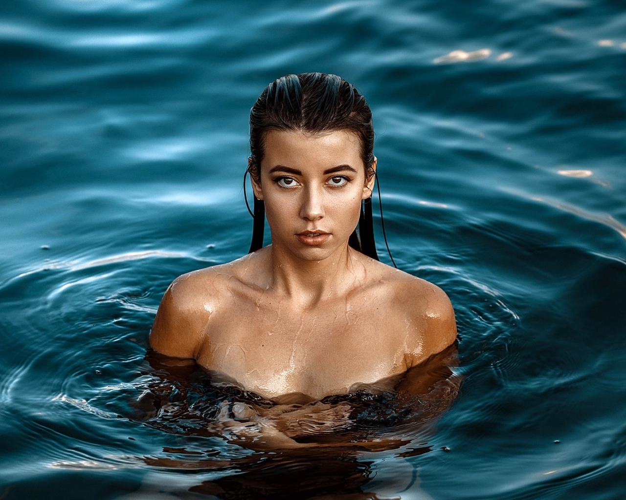 Красивая девушка стоит в воде