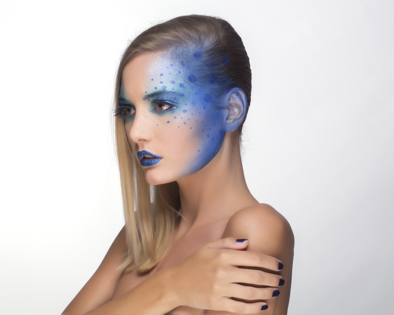Красивая девушка с синим рисунком на лице