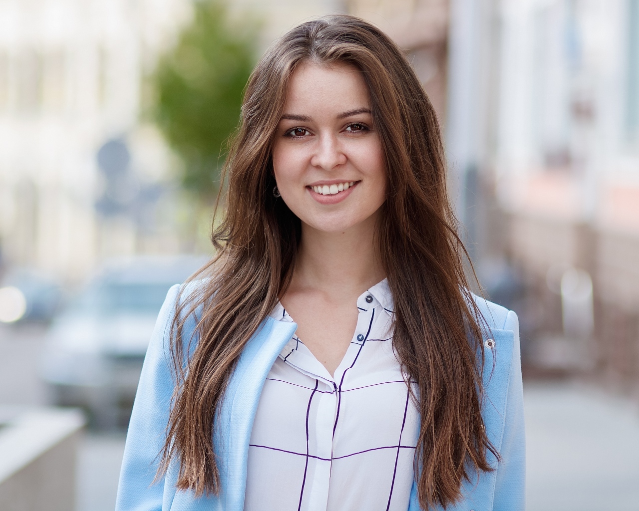 Красивая девушка с очаровательной улыбкой