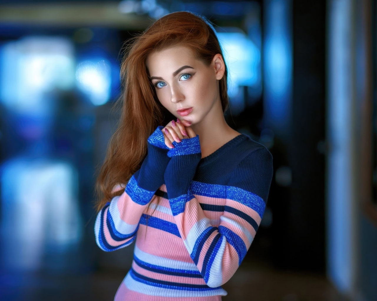 Красивая девушка с голубыми глазами в свитере
