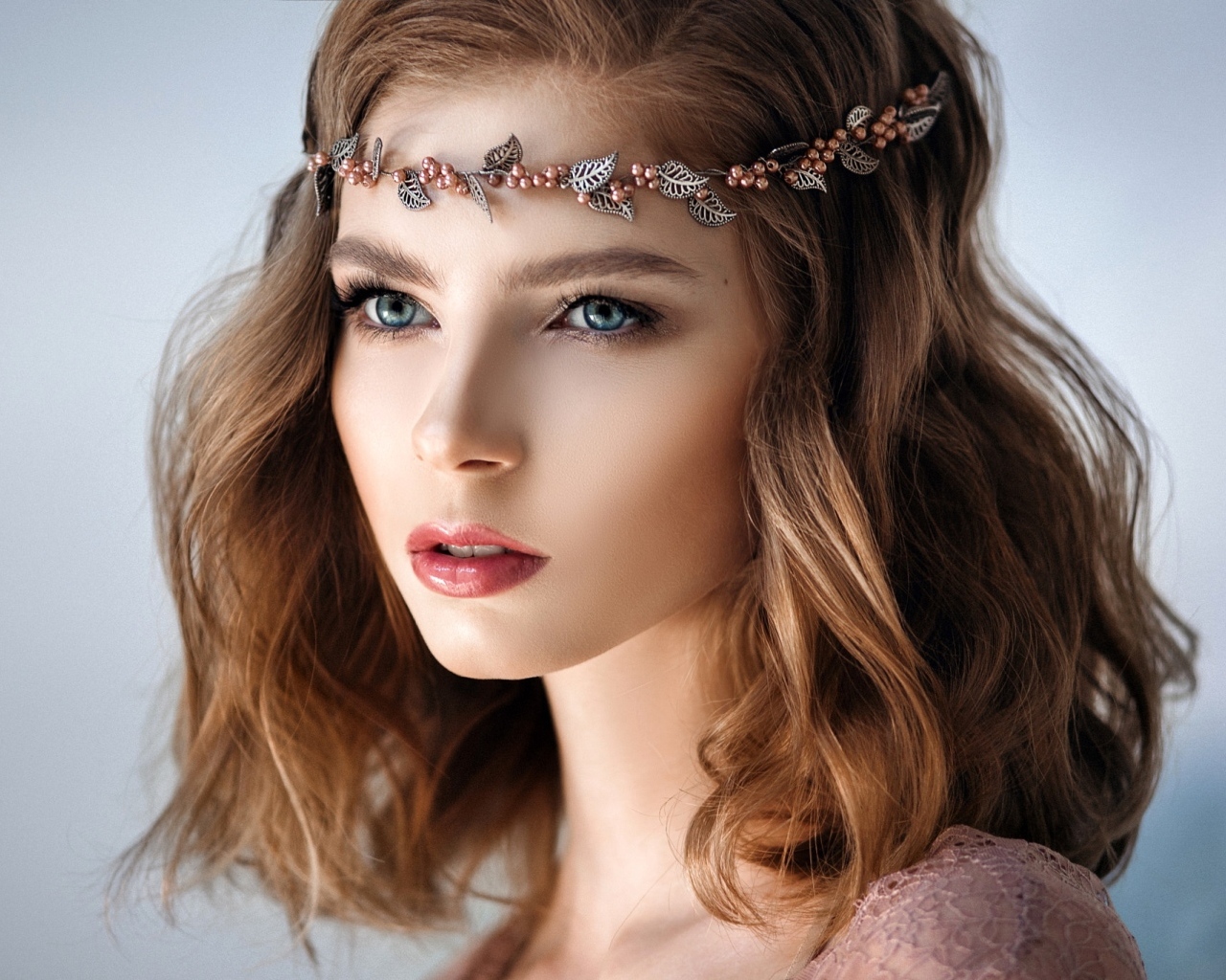 Красивая девушка с украшением на голове