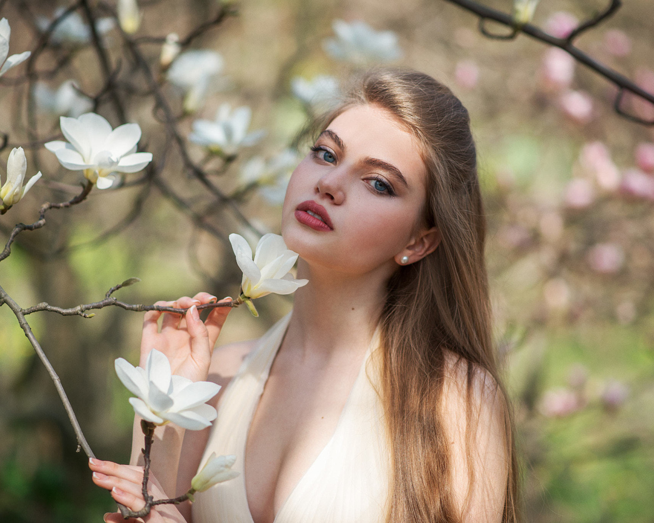 Красивая девушка с белыми цветами магнолии