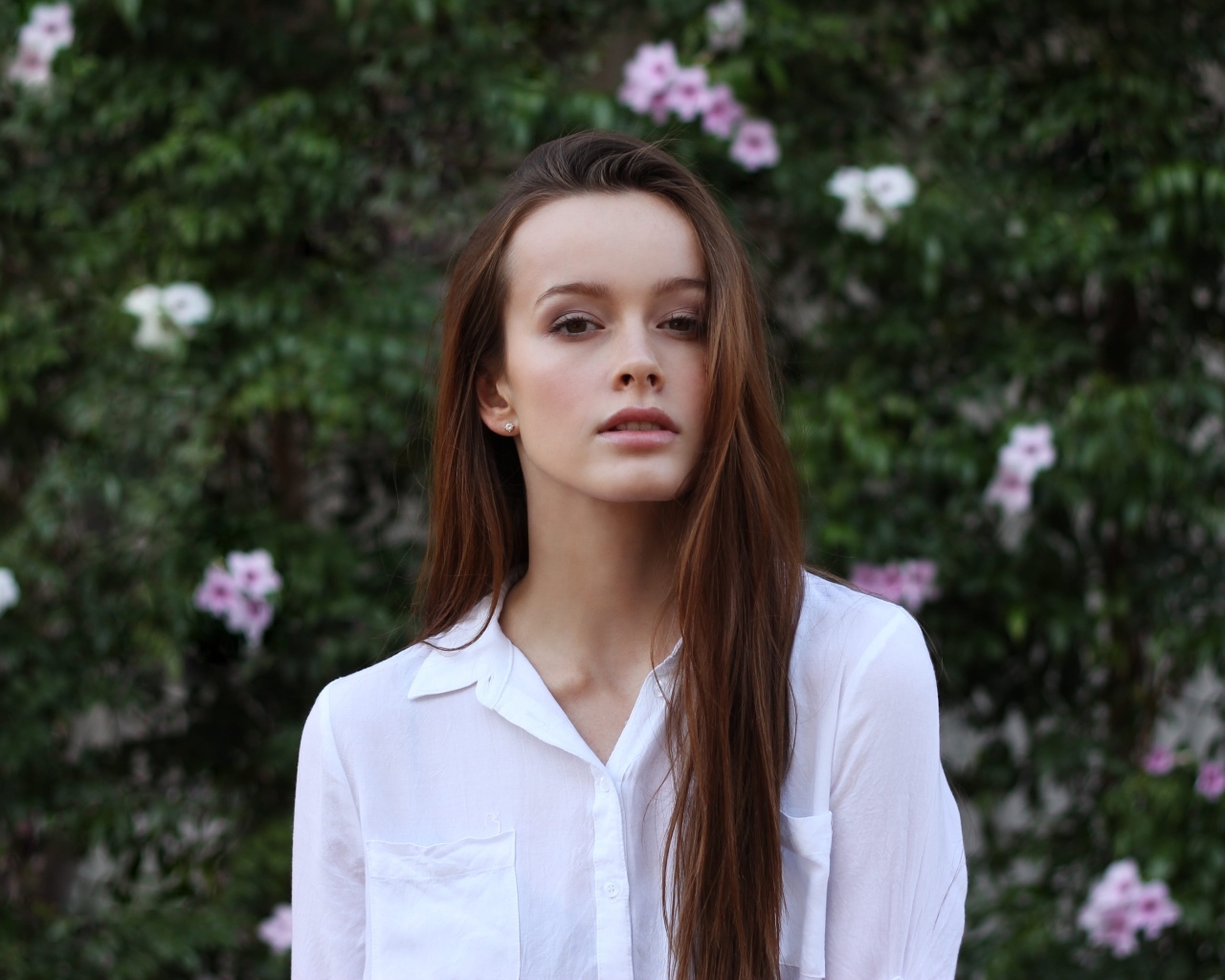 Красивая длинноволосая девушка в белой рубашке