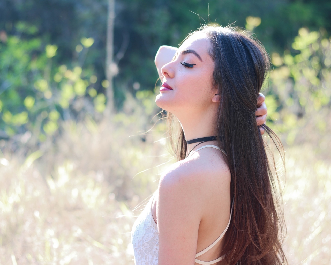 Красивая длинноволосая девушка на природе