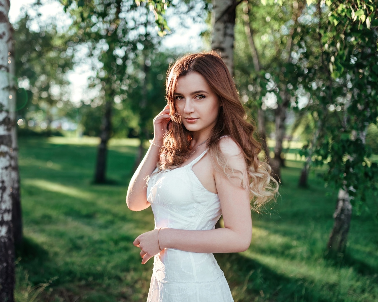 Красивая длинноволосая девушка в парке