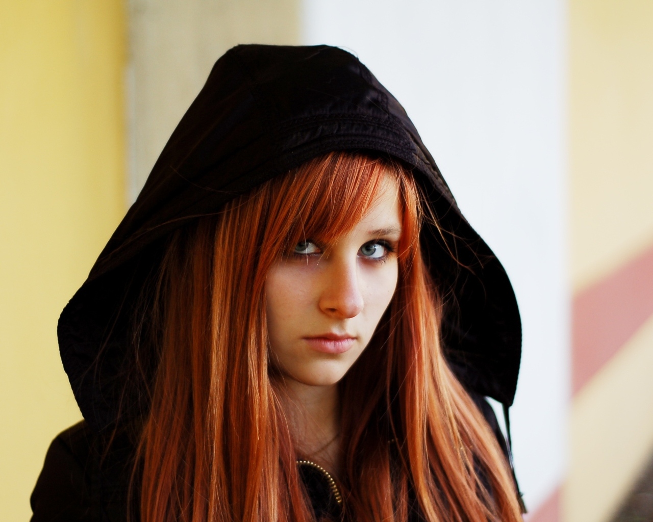 Красивая рыжеволосая девушка в черном балахоне