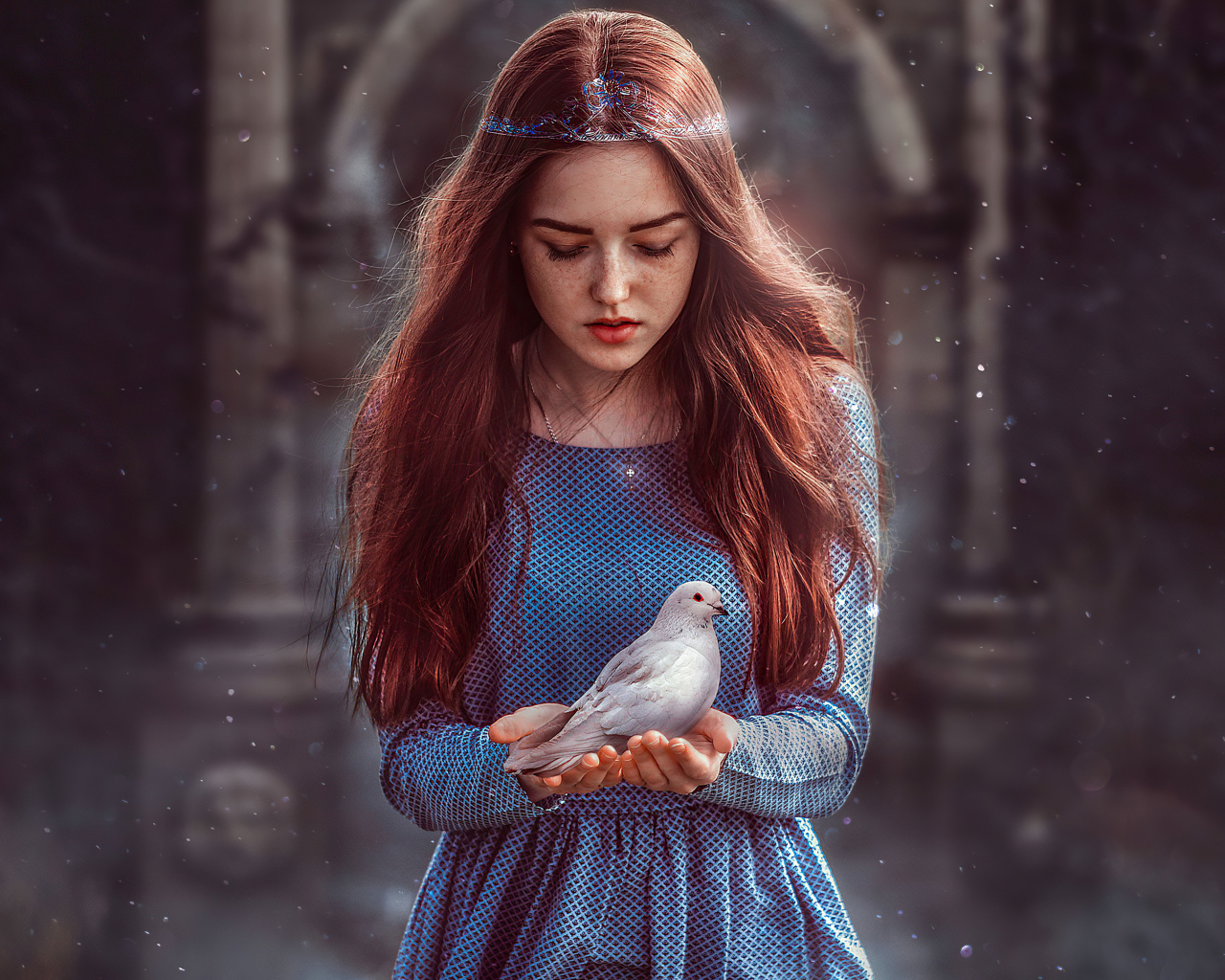 Красивая рыжеволосая девушка с голубем в руках