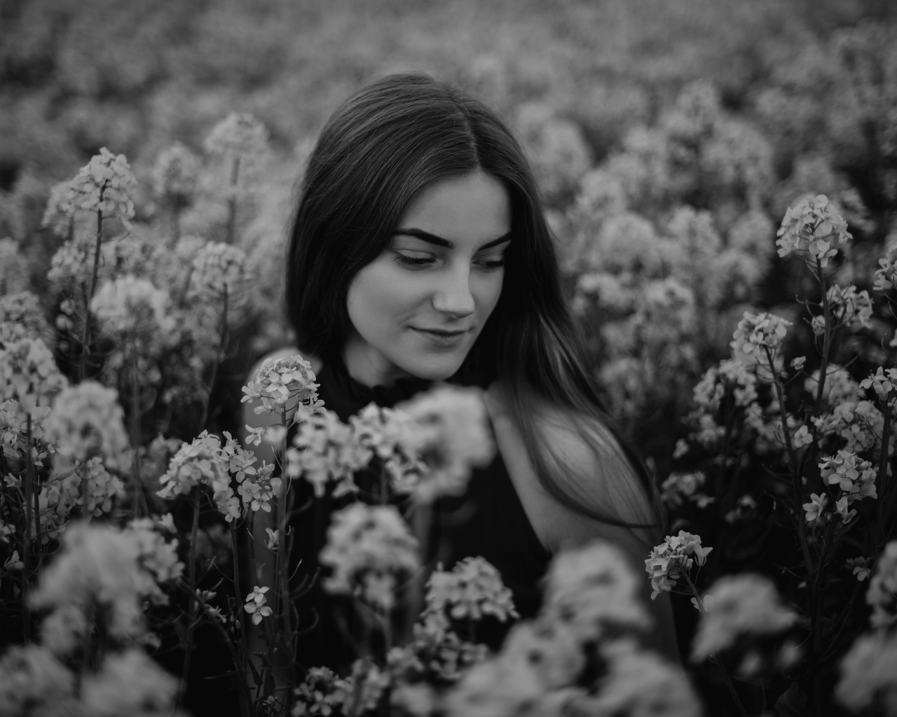 Черно-белое фото девушки в цветах