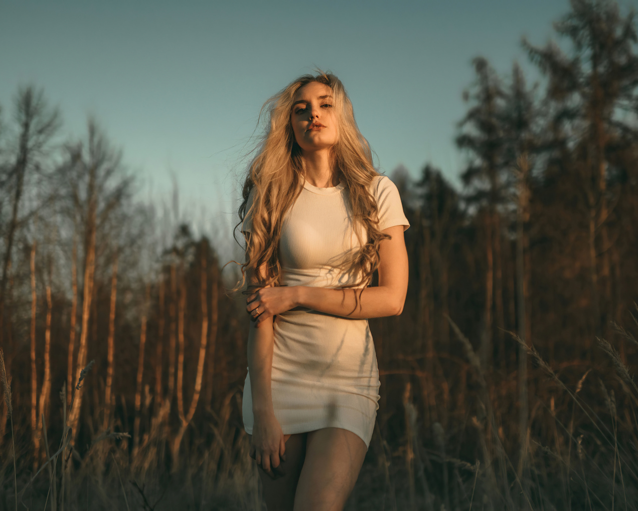 Блондинка в белом платье в лесу