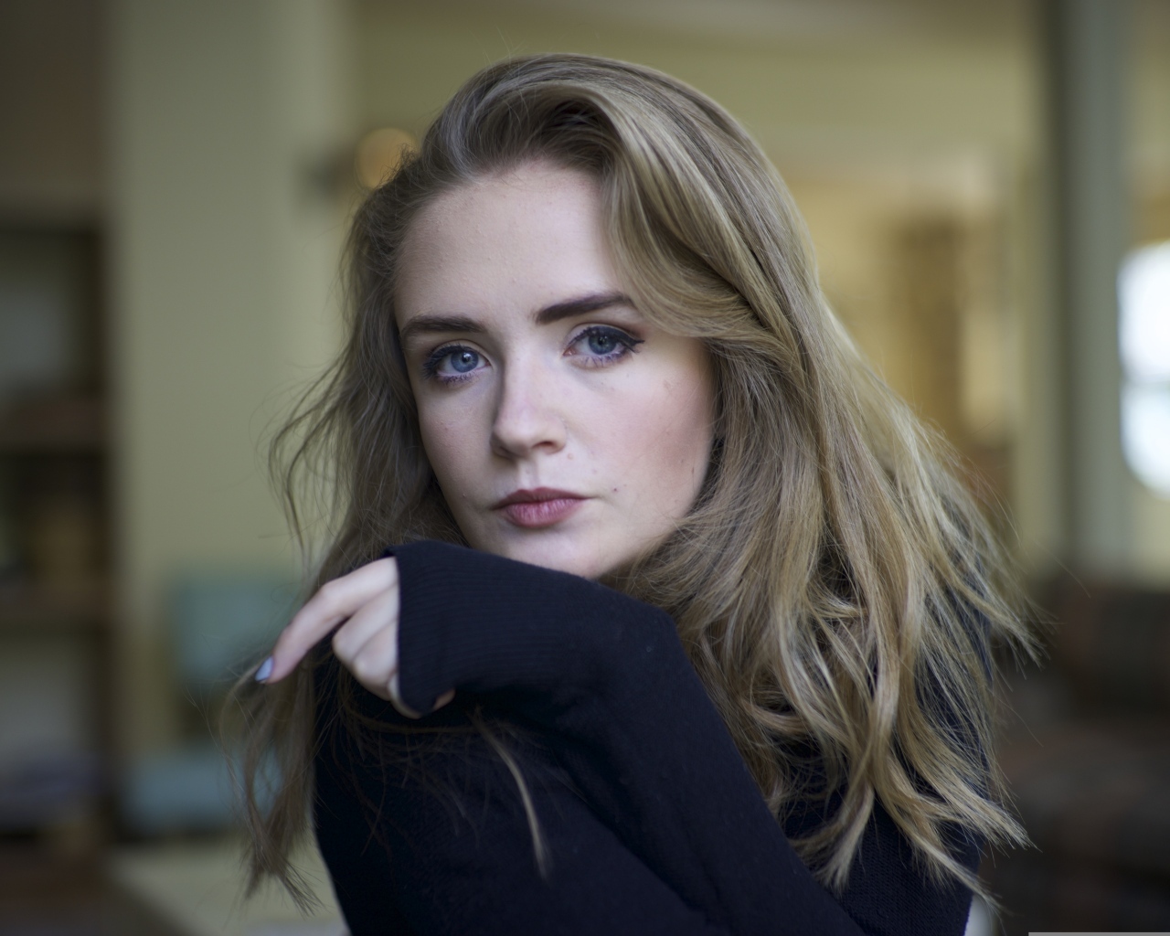 Голубоглазая девушка в черном свитере
