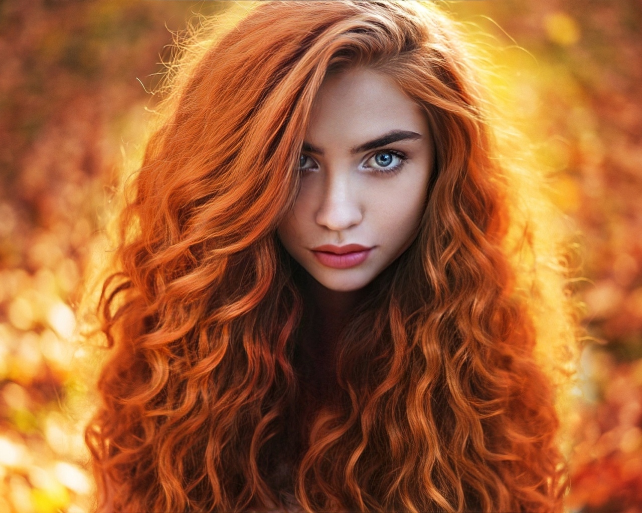 Ярка девушка с длинными рыжими волосами
