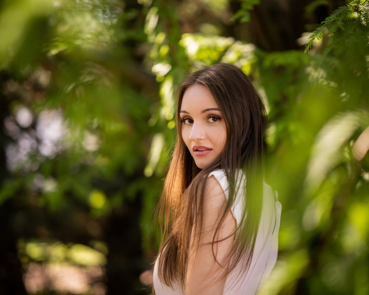 Кареглазая девушка брюнетка в зарослях