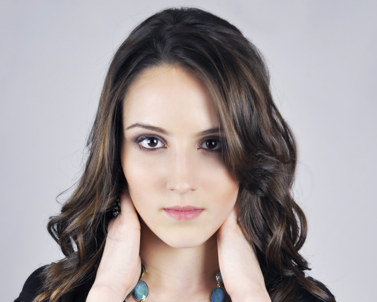 Кареглазая девушка на сером фоне