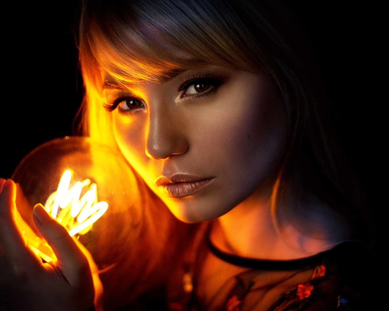 Кареглазая девушка с лампочкой в руках