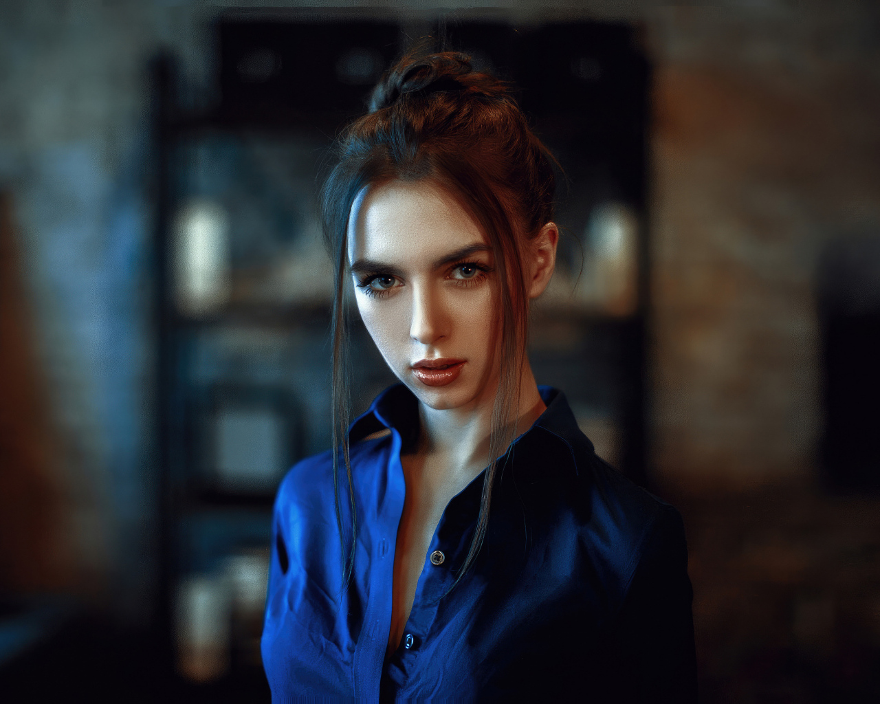 Девушка брюнетка в синей рубашке