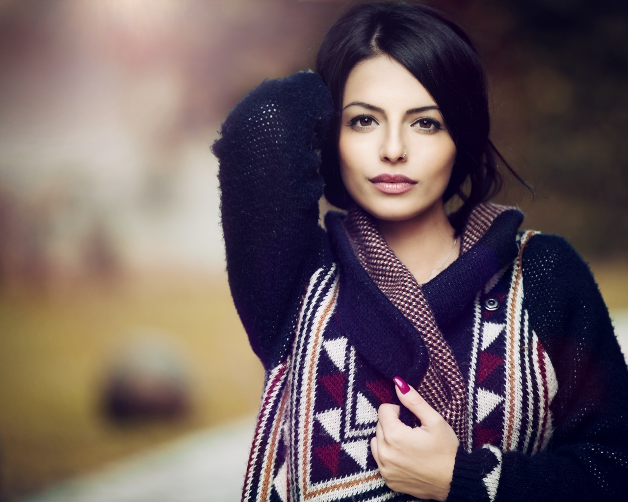 Девушка брюнетка в теплой вязаной кофте